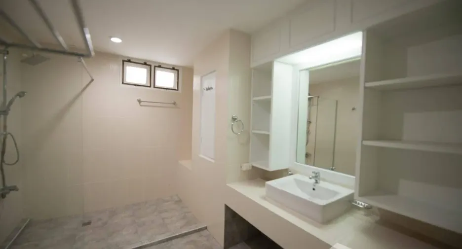 Condo en venta y en alquiler de 3 habitaciones en Watthana, Bangkok