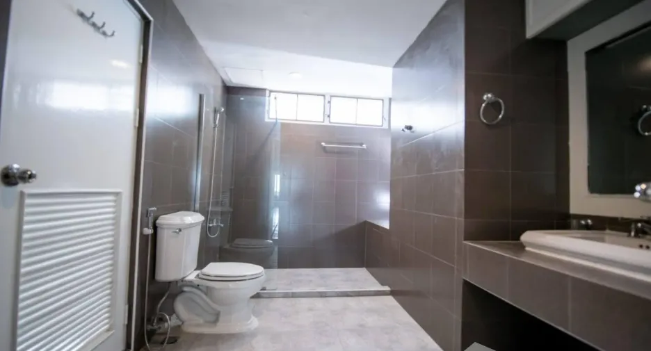 Condo en venta y en alquiler de 3 habitaciones en Watthana, Bangkok
