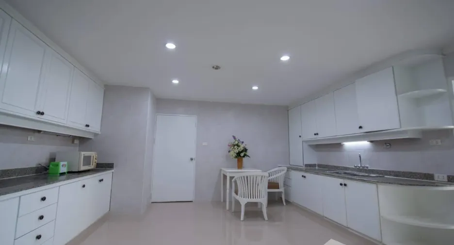 Condo en venta y en alquiler de 3 habitaciones en Watthana, Bangkok