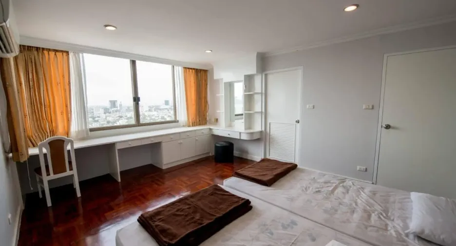Condo en venta y en alquiler de 3 habitaciones en Watthana, Bangkok