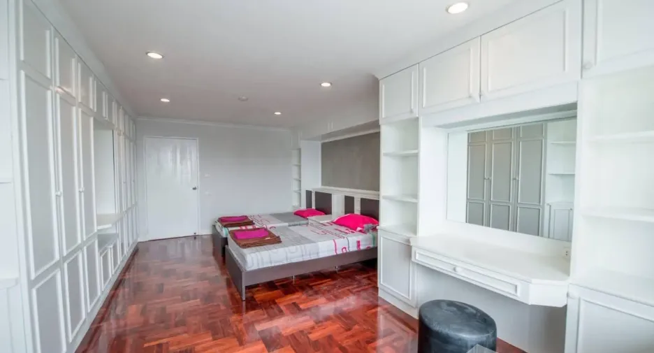 Condo en venta y en alquiler de 3 habitaciones en Watthana, Bangkok