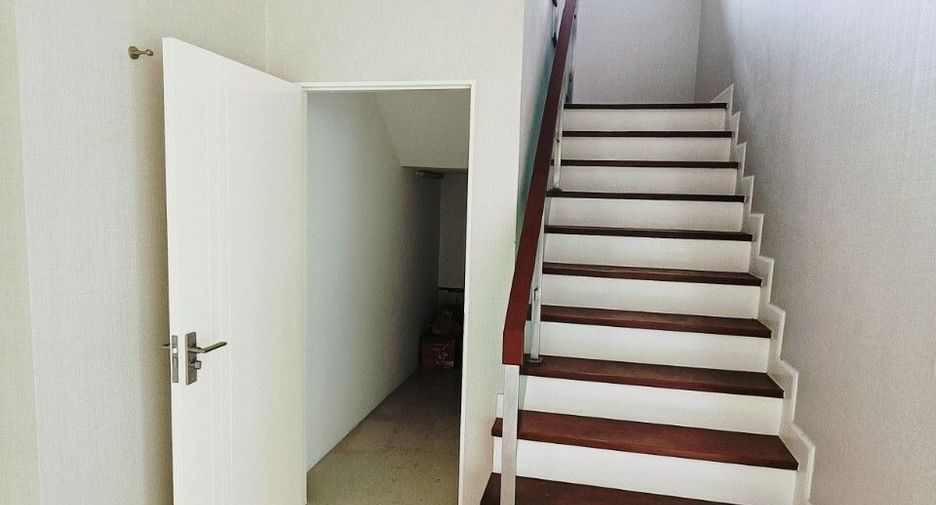 For sale 5 bedrooms house in Thawi Watthana, Bangkok