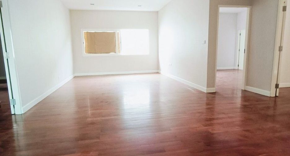 For sale 5 bedrooms house in Thawi Watthana, Bangkok
