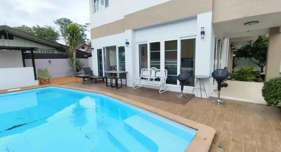 For rent 4 bedrooms villa in Saraphi, Chiang Mai