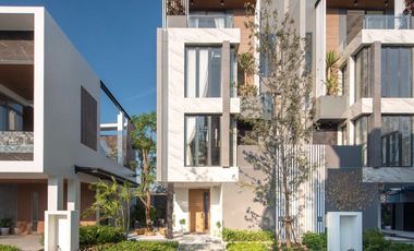 For sale 3 ベッドルーム townhouse in Phra Khanong, Bangkok