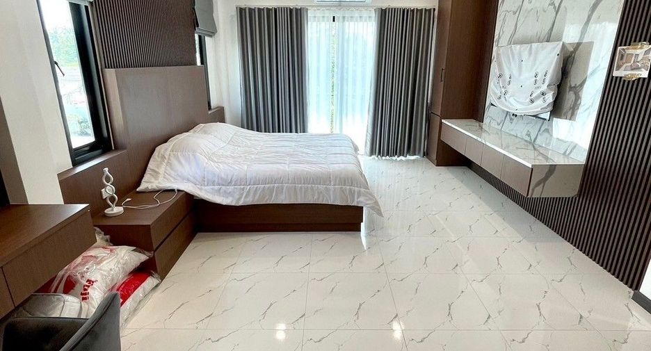 For rent 4 bedrooms villa in Bang Lamung, Chonburi