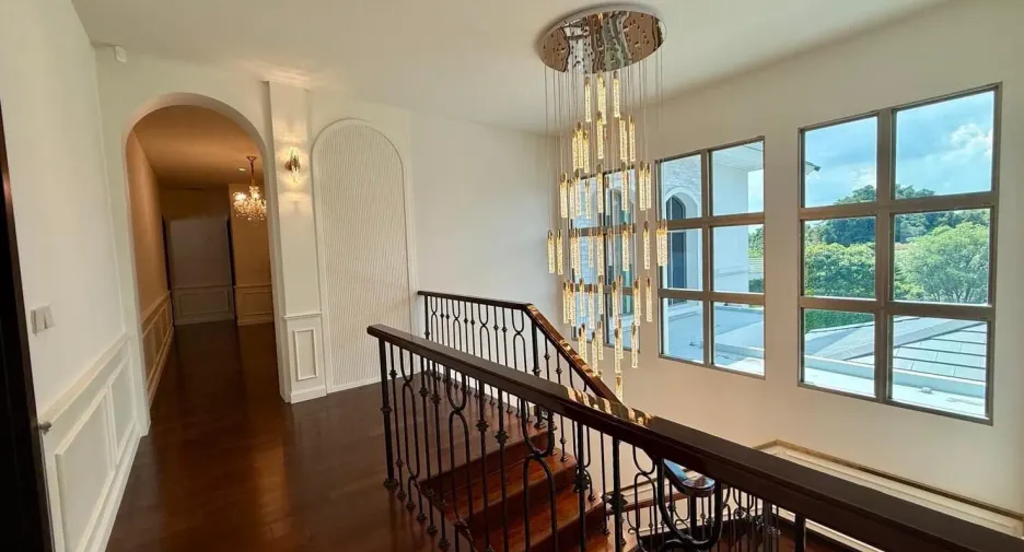Casa en venta y en alquiler de 5 habitaciones en Lat Krabang, Bangkok