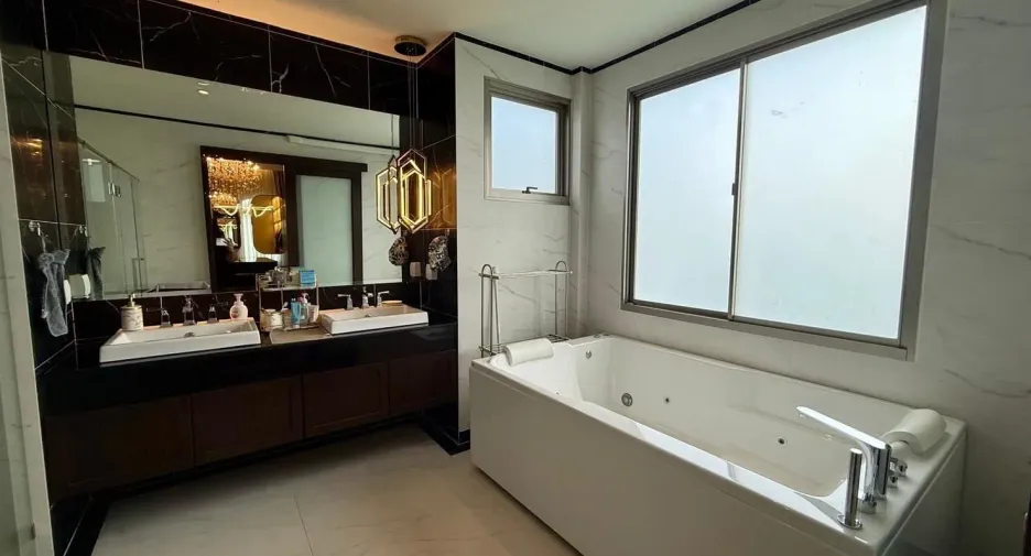 Casa en venta y en alquiler de 5 habitaciones en Lat Krabang, Bangkok