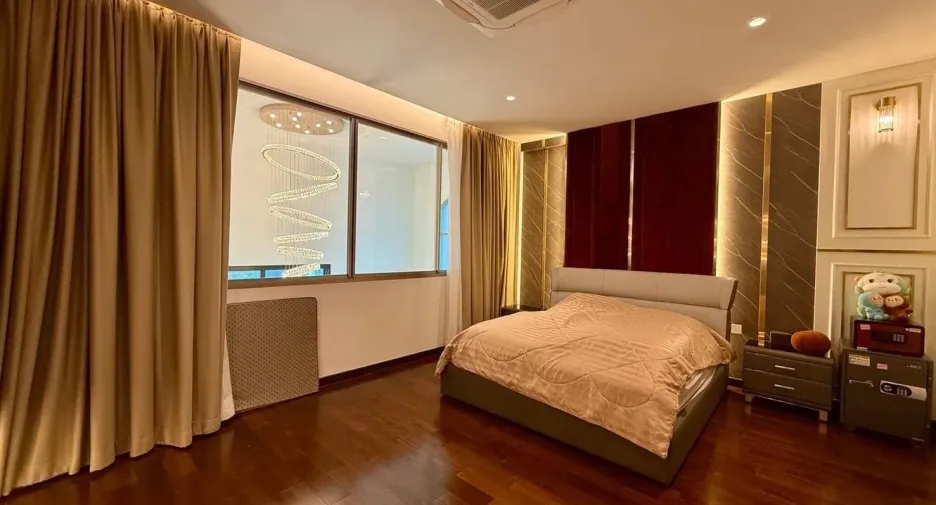Casa en venta y en alquiler de 5 habitaciones en Lat Krabang, Bangkok