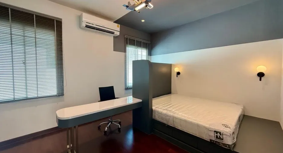 Casa en venta y en alquiler de 5 habitaciones en Lat Krabang, Bangkok
