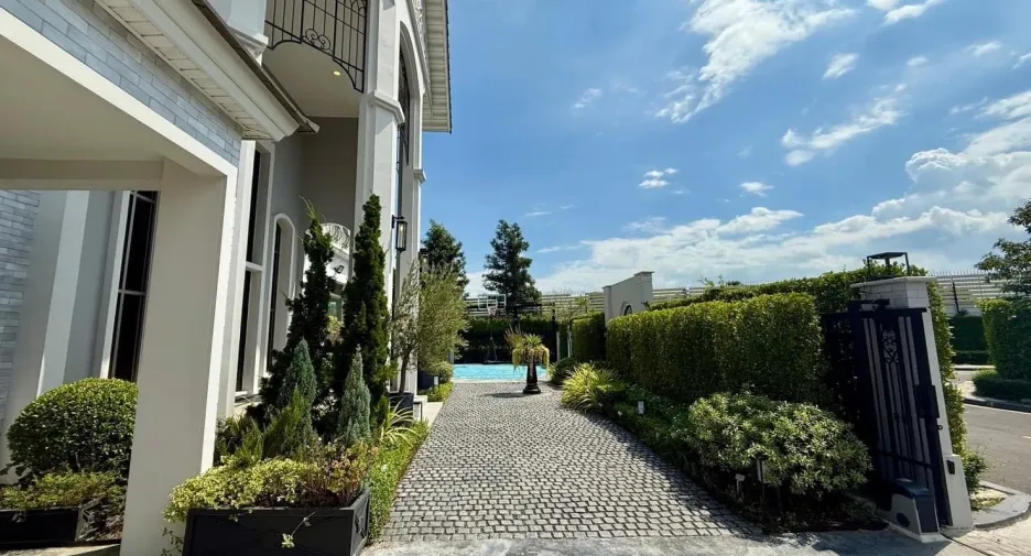 Casa en venta y en alquiler de 5 habitaciones en Lat Krabang, Bangkok