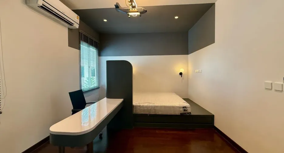 Casa en venta y en alquiler de 5 habitaciones en Lat Krabang, Bangkok