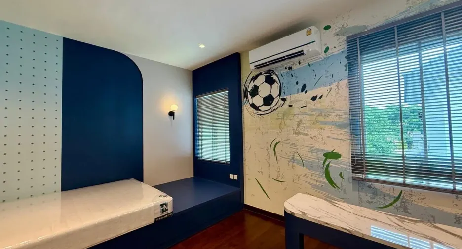 Casa en venta y en alquiler de 5 habitaciones en Lat Krabang, Bangkok