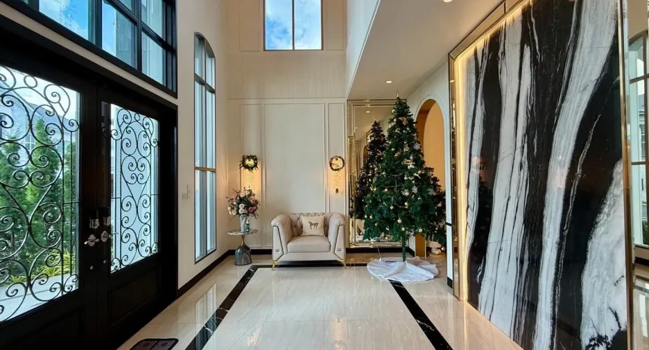 Casa en venta y en alquiler de 5 habitaciones en Lat Krabang, Bangkok