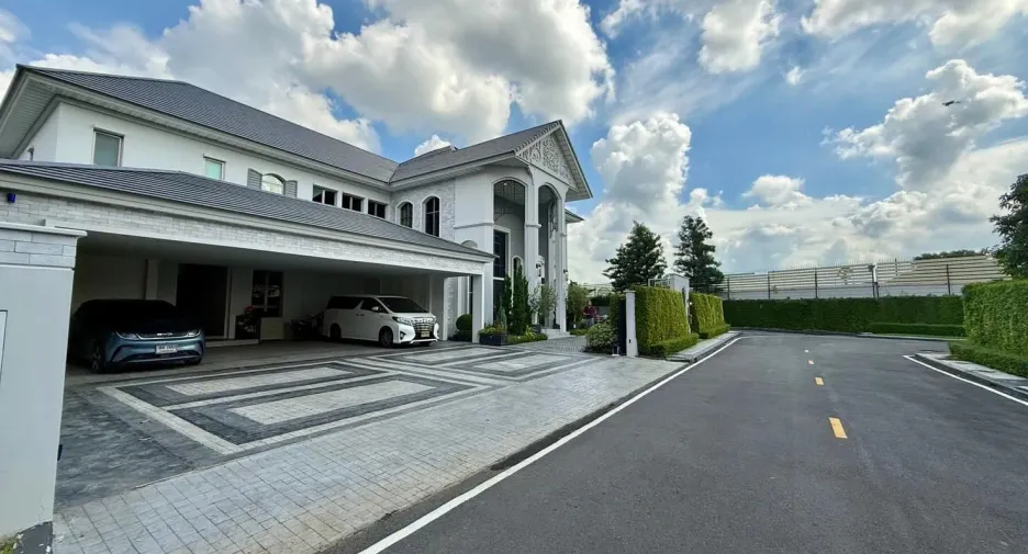 Casa en venta y en alquiler de 5 habitaciones en Lat Krabang, Bangkok