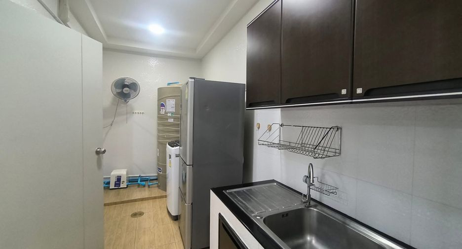 For rent 4 bedrooms townhouse in Mueang Chiang Mai, Chiang Mai