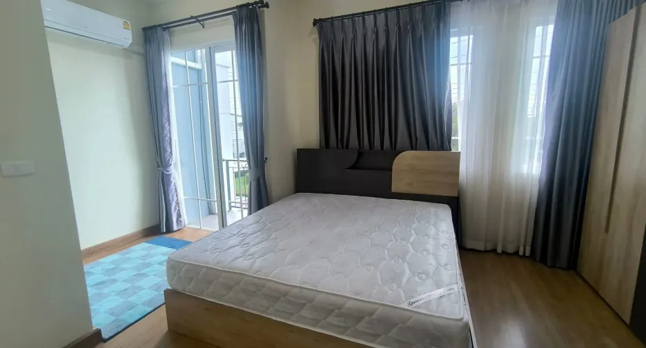 For rent 4 bedrooms townhouse in Mueang Chiang Mai, Chiang Mai