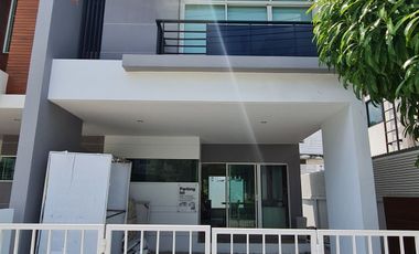 出售 3 卧室 联排别墅 在 Saphan Sung, 曼谷