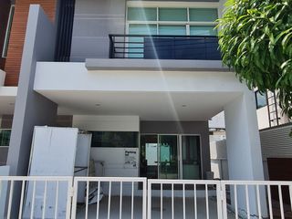 Reihenhaus zum Kauf mit 3 Zimmer in Saphan Sung, Bangkok
