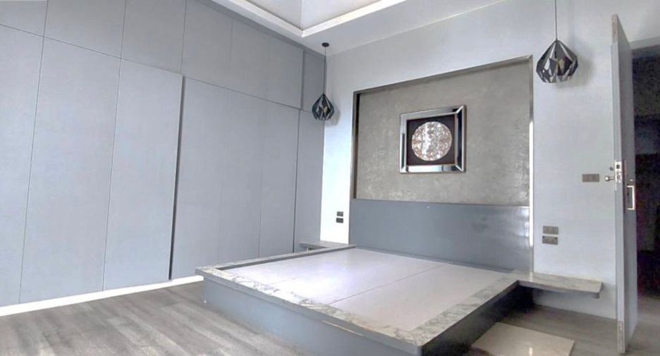 For sale 2 bedrooms retail Space in Huai Khwang, Bangkok