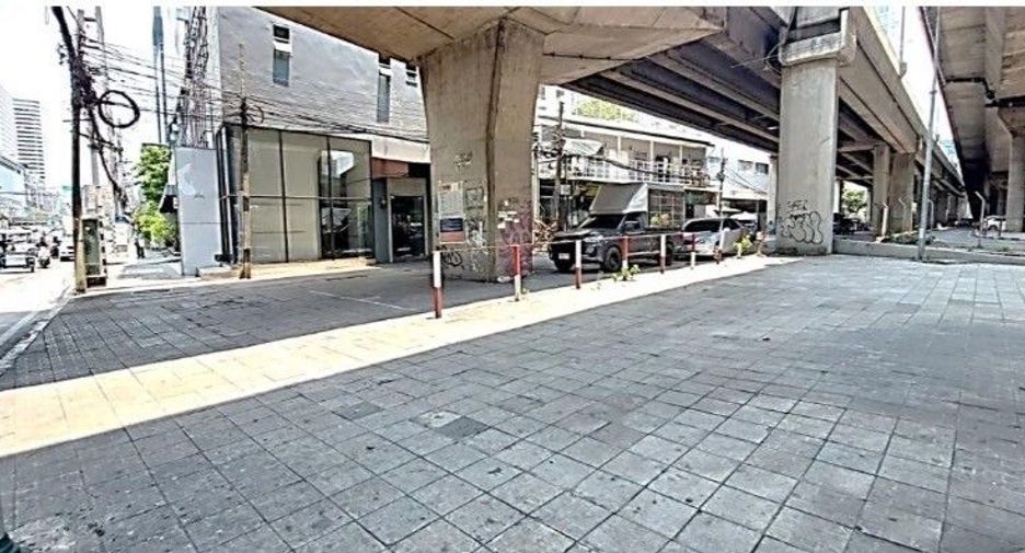 For sale 2 bedrooms retail Space in Huai Khwang, Bangkok