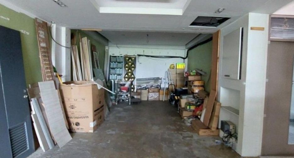 For sale 2 bedrooms retail Space in Huai Khwang, Bangkok