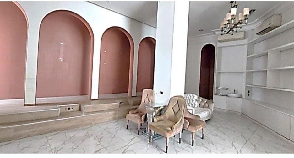 For sale 2 bedrooms retail Space in Huai Khwang, Bangkok