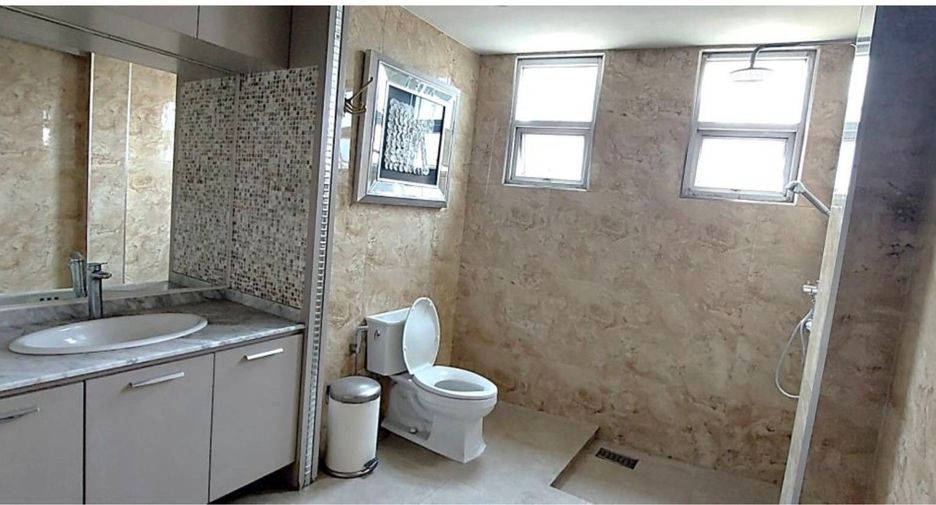 For sale 2 bedrooms retail Space in Huai Khwang, Bangkok