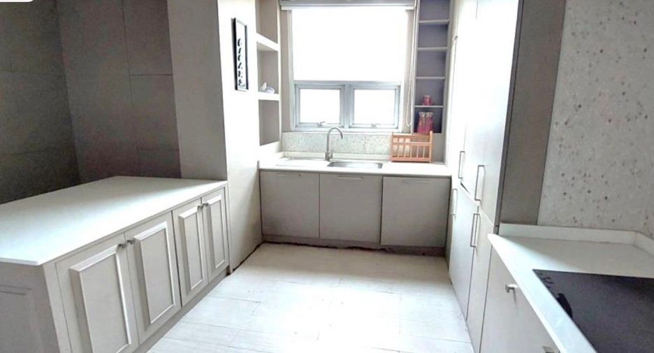 For sale 2 bedrooms retail Space in Huai Khwang, Bangkok
