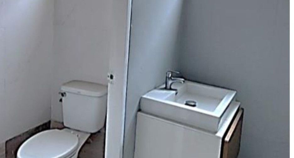 For sale 2 bedrooms retail Space in Huai Khwang, Bangkok