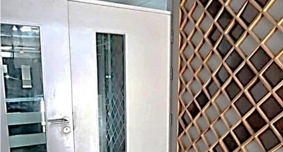 For sale 2 bedrooms retail Space in Huai Khwang, Bangkok