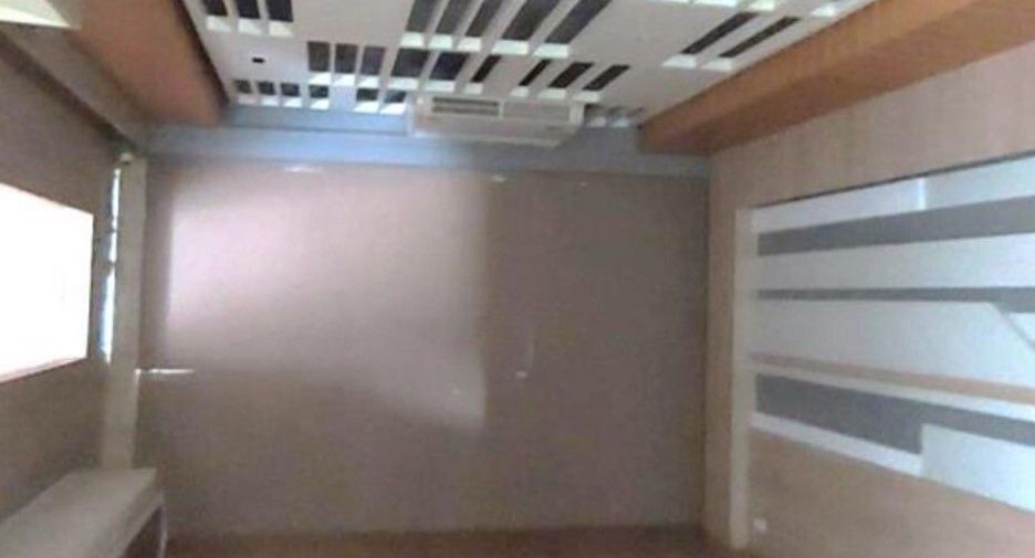 For sale 2 bedrooms retail Space in Huai Khwang, Bangkok
