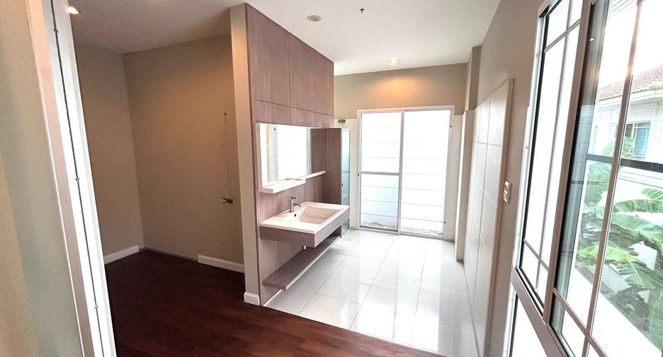 For sale 3 bedrooms house in Mueang Samut Prakan, Samut Prakan