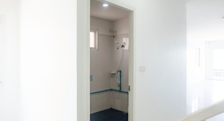 For rent 3 bedrooms retail Space in Saraphi, Chiang Mai
