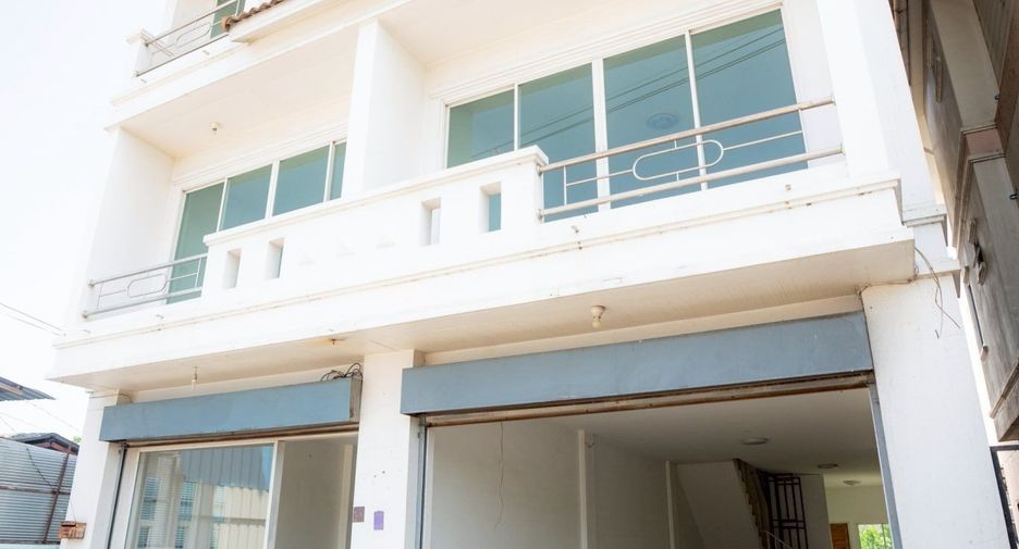 For rent 3 bedrooms retail Space in Saraphi, Chiang Mai