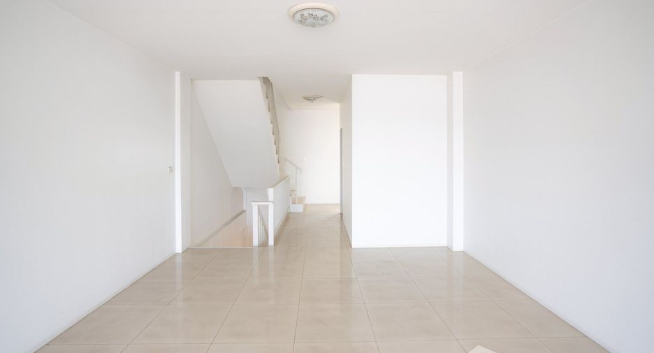 For rent 3 bedrooms retail Space in Saraphi, Chiang Mai
