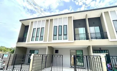 Casa adosada en venta de 3 habitaciones en Lam Luk Ka, Pathum Thani