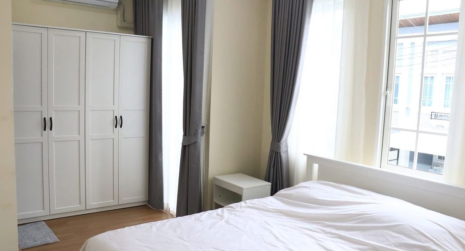 For rent 4 bedrooms townhouse in Mueang Chiang Mai, Chiang Mai