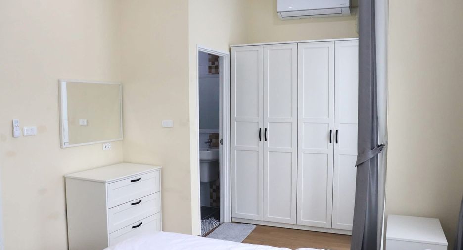 For rent 4 bedrooms townhouse in Mueang Chiang Mai, Chiang Mai