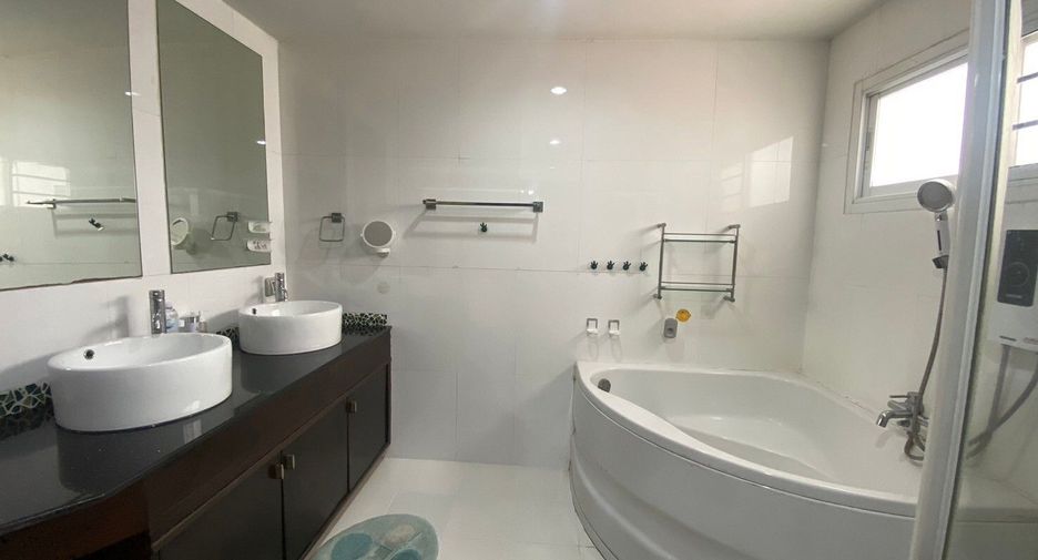 For rent 4 bedrooms house in Mueang Chiang Mai, Chiang Mai