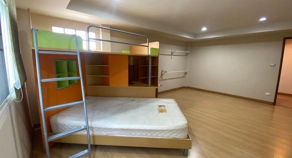 For rent 4 bedrooms house in Mueang Chiang Mai, Chiang Mai