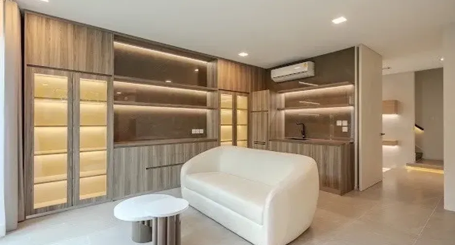 For sale and for rent 4 bedrooms house in Saphan Sung, Bangkok