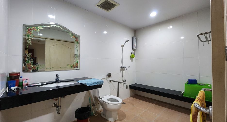 For sale 8 bedrooms retail Space in Mueang Samut Prakan, Samut Prakan