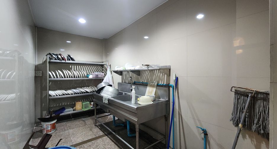 For sale 8 bedrooms retail Space in Mueang Samut Prakan, Samut Prakan