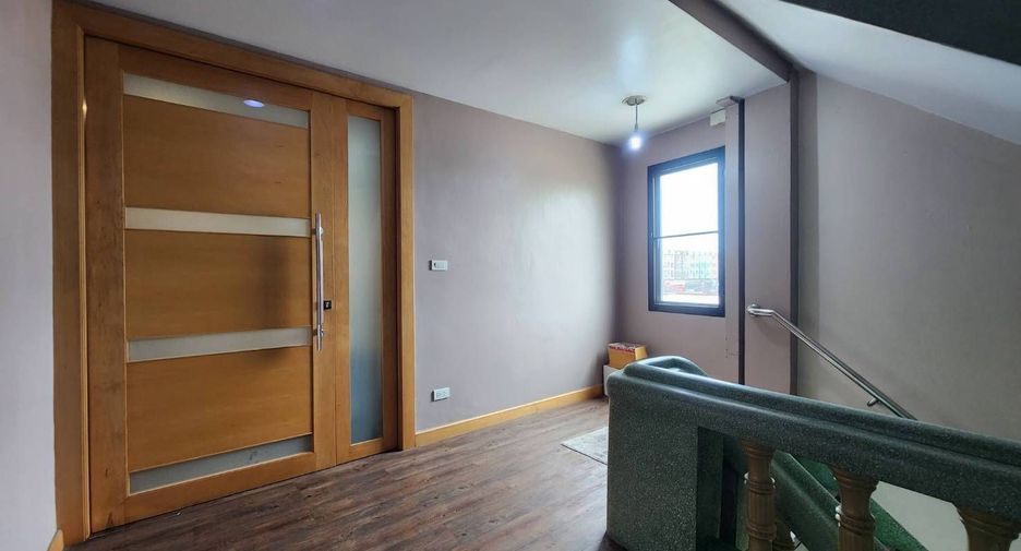 For sale 8 bedrooms retail Space in Mueang Samut Prakan, Samut Prakan