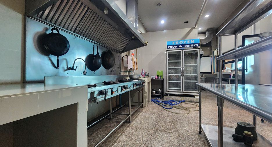 For sale 8 bedrooms retail Space in Mueang Samut Prakan, Samut Prakan