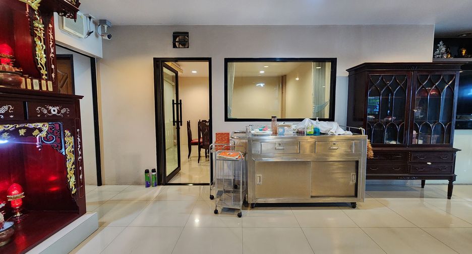 For sale 8 bedrooms retail Space in Mueang Samut Prakan, Samut Prakan