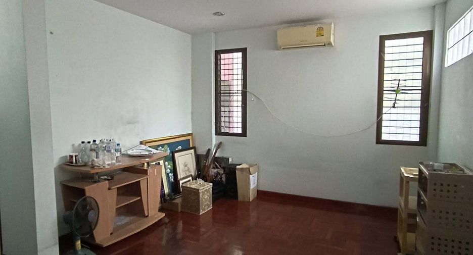 For sale 4 bedrooms house in Bangkok Noi, Bangkok