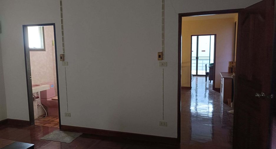 For sale 4 bedrooms house in Bangkok Noi, Bangkok