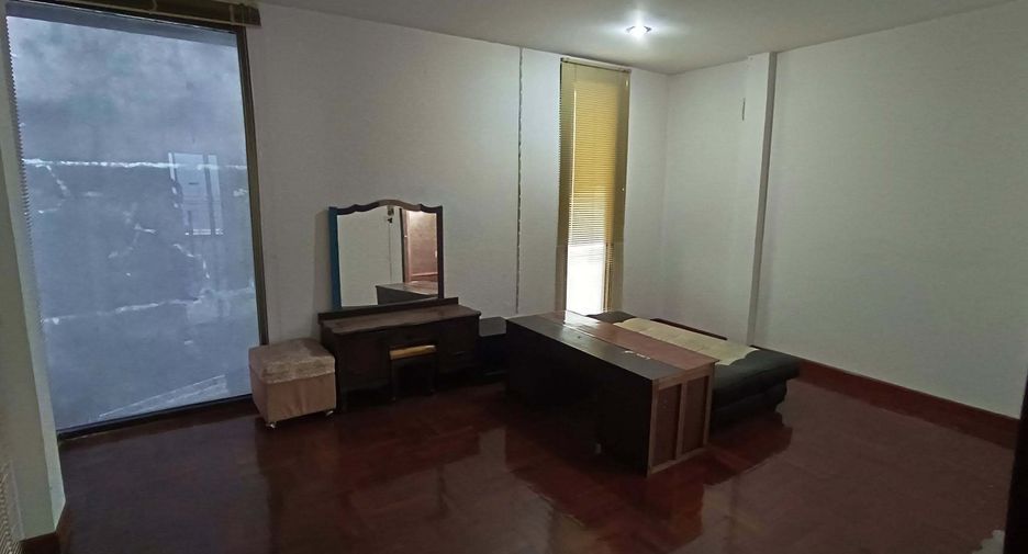 For sale 4 bedrooms house in Bangkok Noi, Bangkok